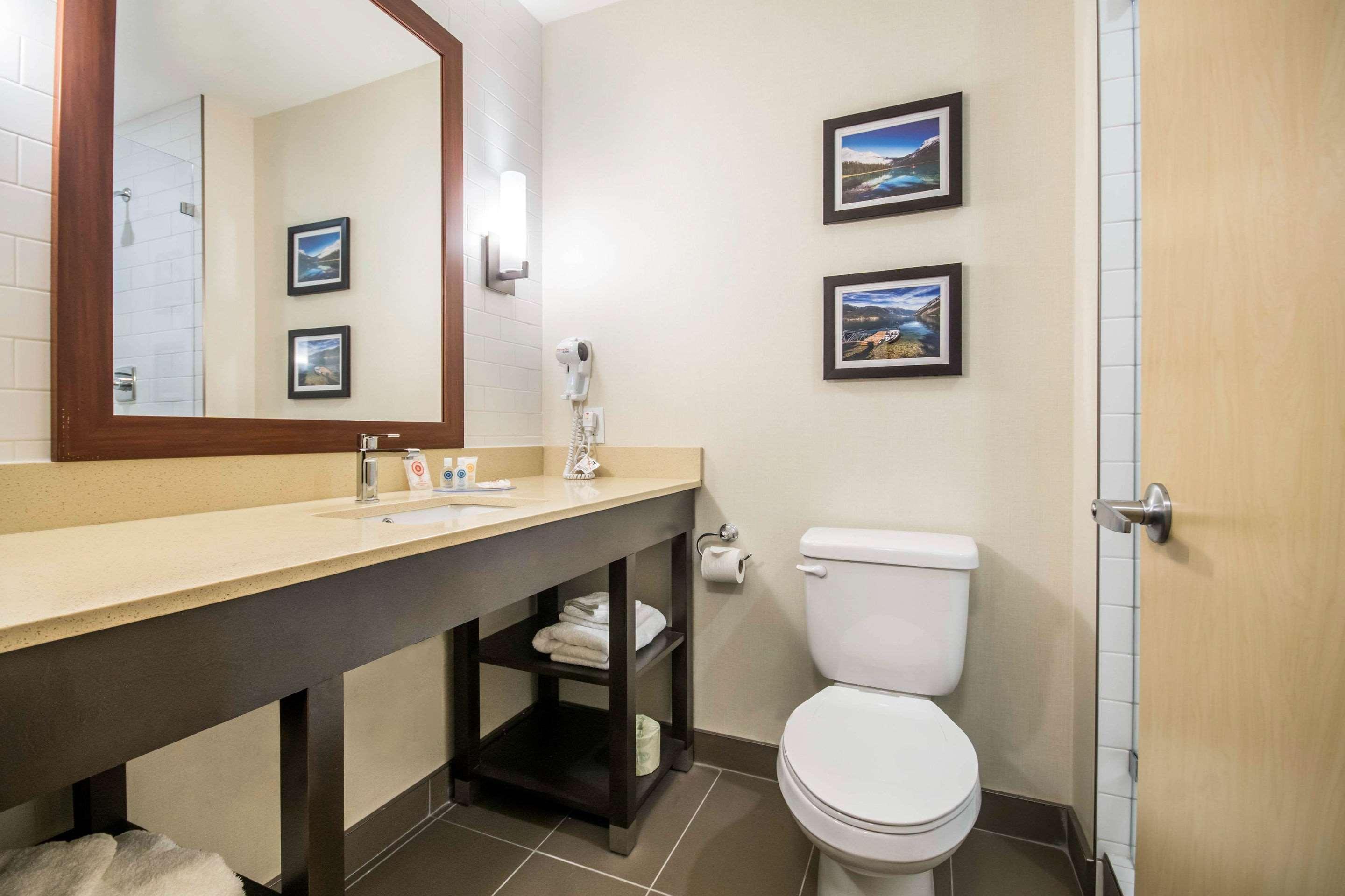 Comfort Inn & Suites Мерит Екстериор снимка