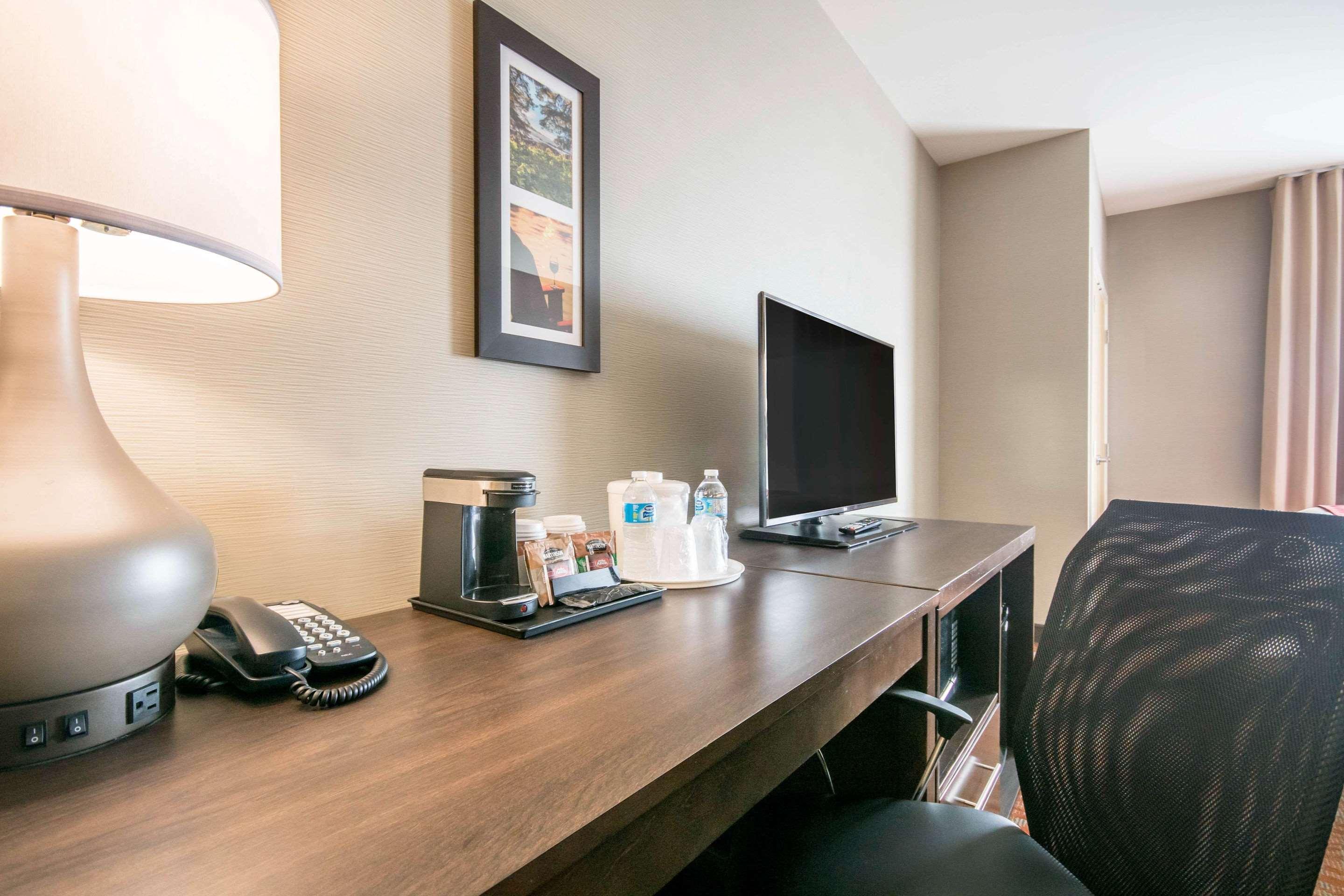 Comfort Inn & Suites Мерит Екстериор снимка