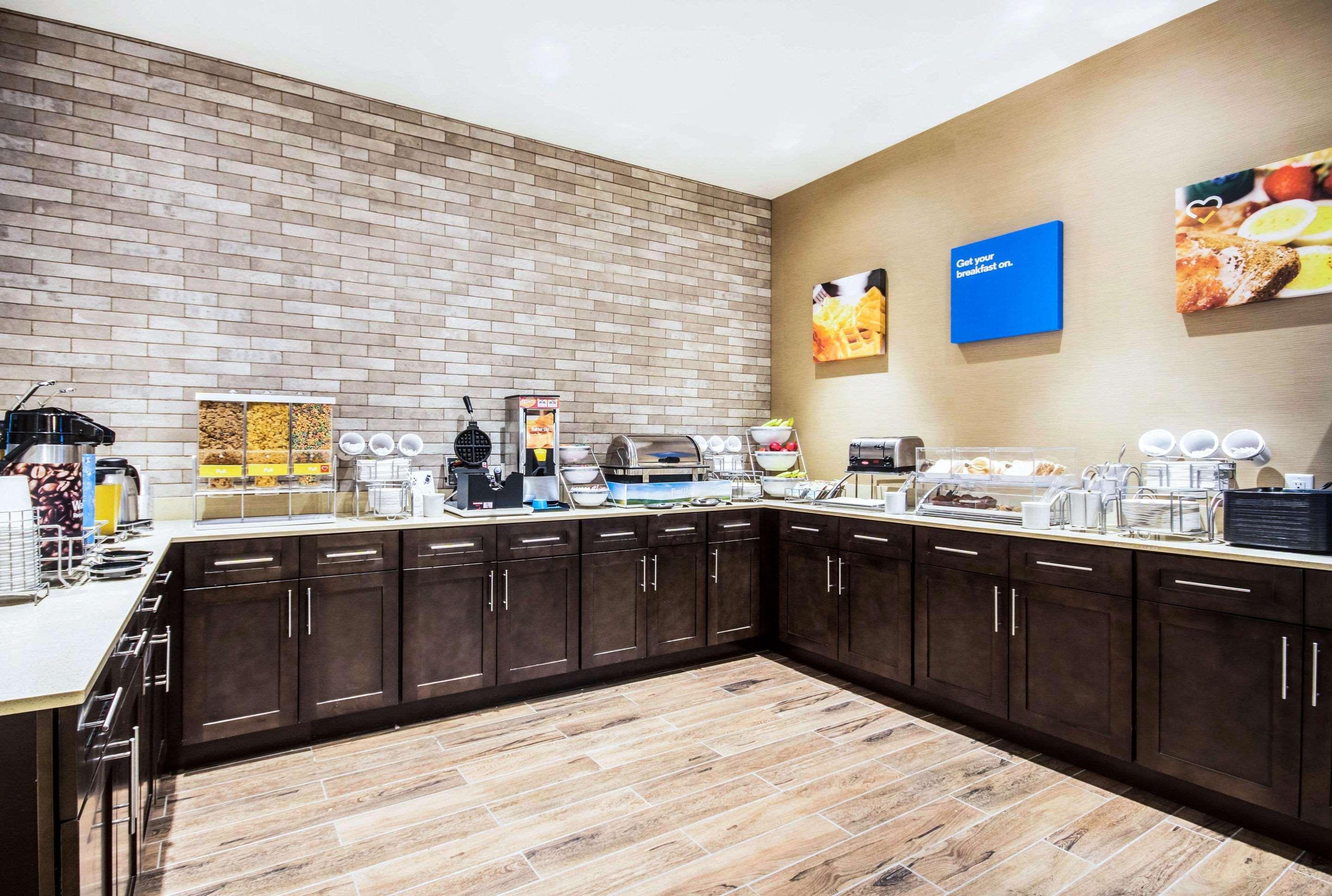Comfort Inn & Suites Мерит Екстериор снимка
