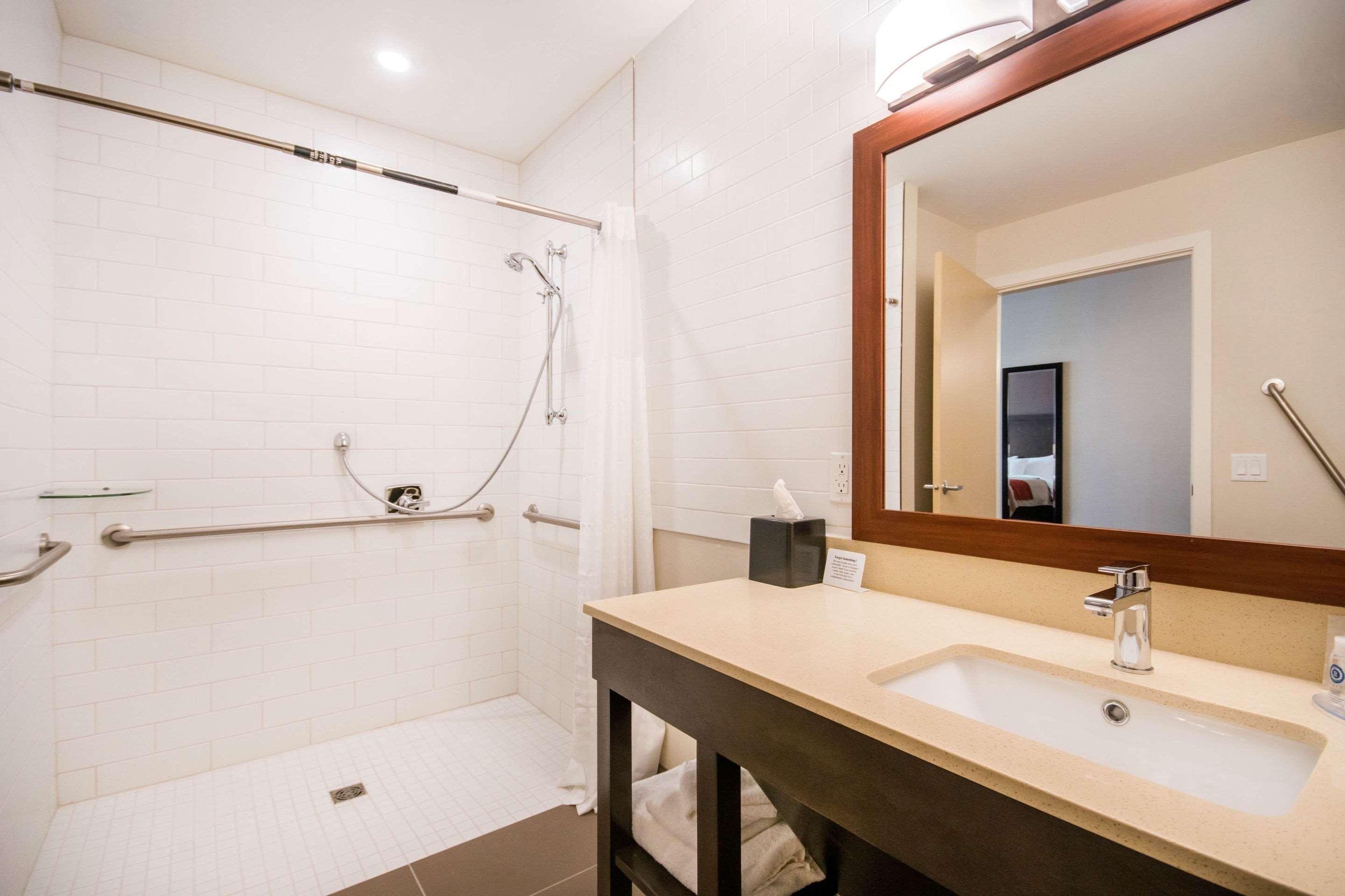 Comfort Inn & Suites Мерит Екстериор снимка