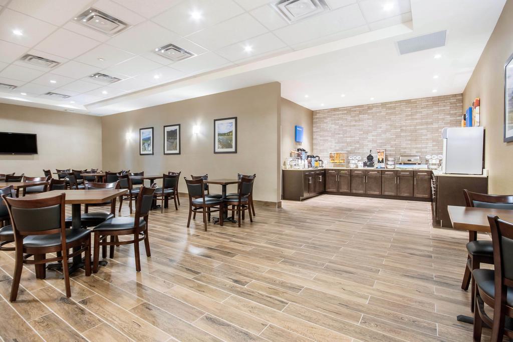 Comfort Inn & Suites Мерит Екстериор снимка